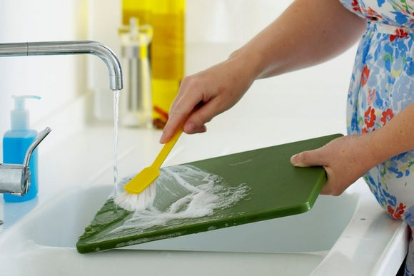 Do you wash your cutting board correctly?